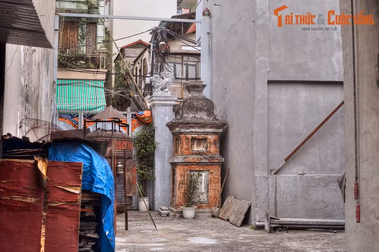 Vào cuối thế kỷ 19, xung quanh chùa vẫn là một khu đất trống vắng với nghĩa địa của người Pháp ở phía Bắc. Sang thế kỷ 20, nghĩa địa được di dời, phố xá mọc lên và hồ bán nguyệt của chùa bị lấp. Hiện nay, một phần diện tích của chùa cũ đã bị bị cư dân lấn chiếm.