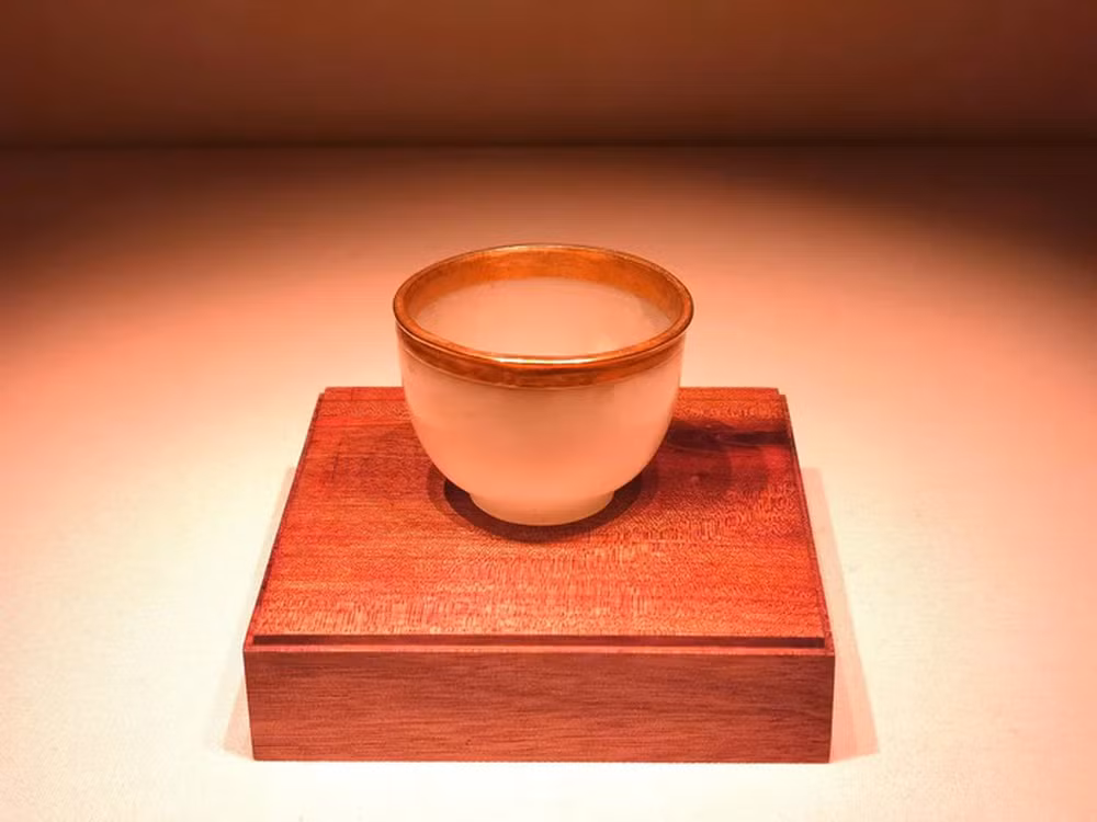 Việc khảm vàng trên chén làm tăng giá trị của nó và tạo nên trải nghiệm thị giác phong phú.