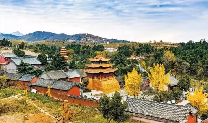 Đám đông tập trung làm tăng tốc độ bốc hơi của không khí ẩm và nóng. Khi không khí nóng ẩm hội tụ với khí lạnh trên cao, nó ngưng tụ thành giọt nước, tạo thành mưa.