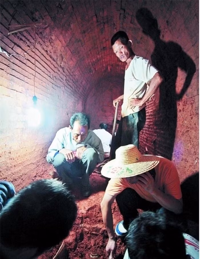 Một người đàn ông ở Phúc Kiến, Trung Quốc, trong quá trình đào móng xây nhà vệ sinh, đã phát hiện một mộ cổ. Ông ta đã báo cáo sự việc cho chính quyền địa phương và một nhóm chuyên gia khảo cổ đã đến khai quật. (Ảnh: Kknews)