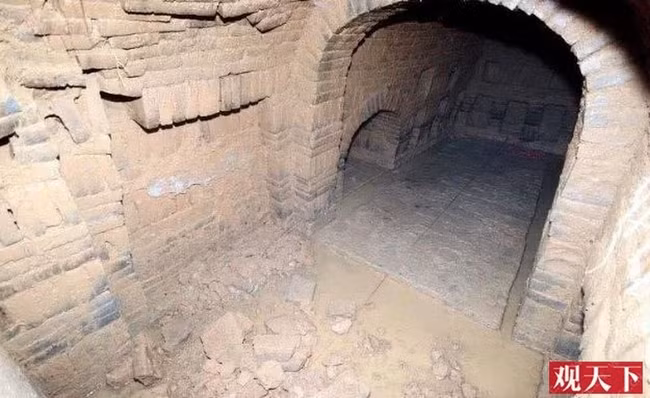 Một dòng chữ trên khung tấm màn sắt trong mộ nêu rõ "Năm Chính Thủy thứ 8", chỉ ra niên hiệu và thời gian của mộ. (Ảnh minh họa)
