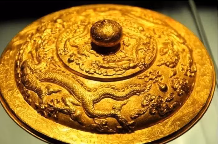 Giá trị của các món vàng, bạc và đá quý này ước tính lên đến hàng chục nghìn tỷ đồng.