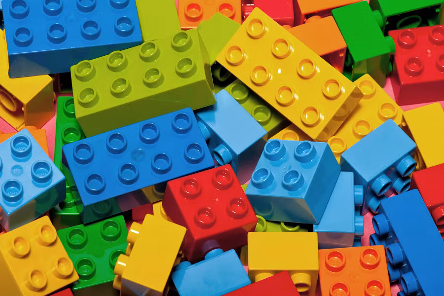 9. Số Lego được sản xuất vào năm 2012 có thể bao phủ 18 lần diện tích toàn thế giới.