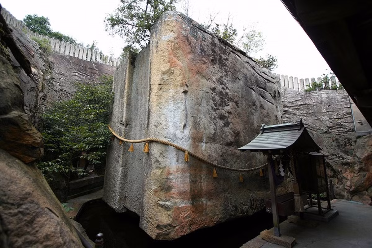 Tảng đá được thiết kế một cách tài tình và trông giống như đang lơ lửng trên mặt nước. Vì vậy nó còn được gọi là Uki-Ishi (Đá nổi).
