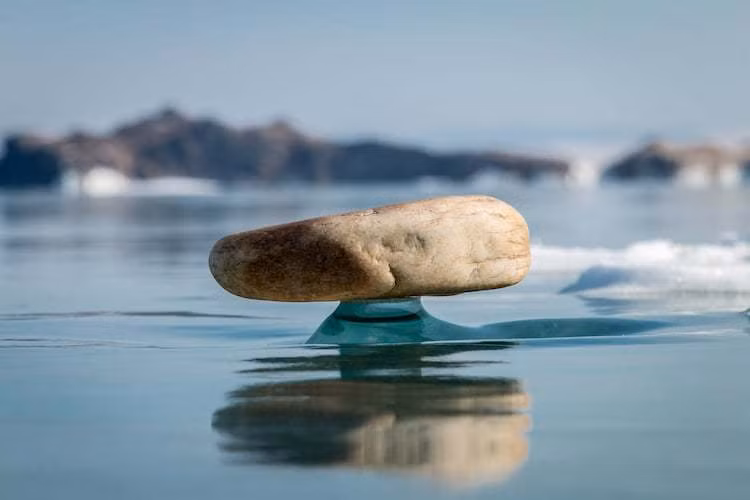 1. Đá nổi trên mặt nước: Vào mùa đông, hồ Baikal của Siberia thu hút vì xuất hiện hiện tượng thiên nhiên hiếm gặp được gọi là "Baikal Zen" khiến những tảng đá lớn như đang nổi trên mặt nước.