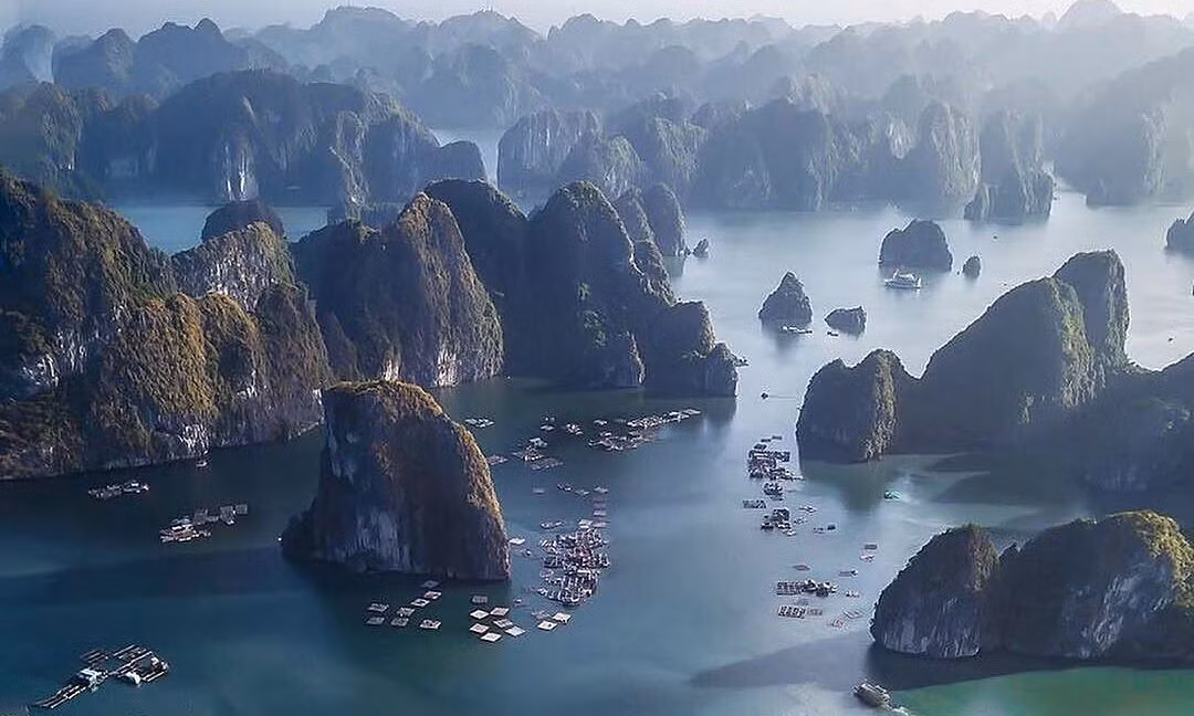 Tạp chí du lịch danh tiếng Wanderlust đã nhận định rằng, không có nơi nào trên thế giới có quy mô núi đá vôi ấn tượng hơn Vịnh Hạ Long.