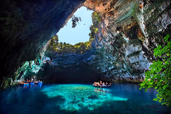 Đặc trưng của khu vườn quốc gia này là những kiến tạo đá vôi dạng karst hàng triệu năm tuổi với hơn 300 hang động và hệ thống các sông ngầm. Hàng trăm loài động, thực vật quý hiếm đang tồn tại, trong đó có nhiều loài có tên trong sách đỏ Việt Nam và thế giới, chính là nguồn cảm hứng cho du khách và các nhà khoa học về đây khám phá.