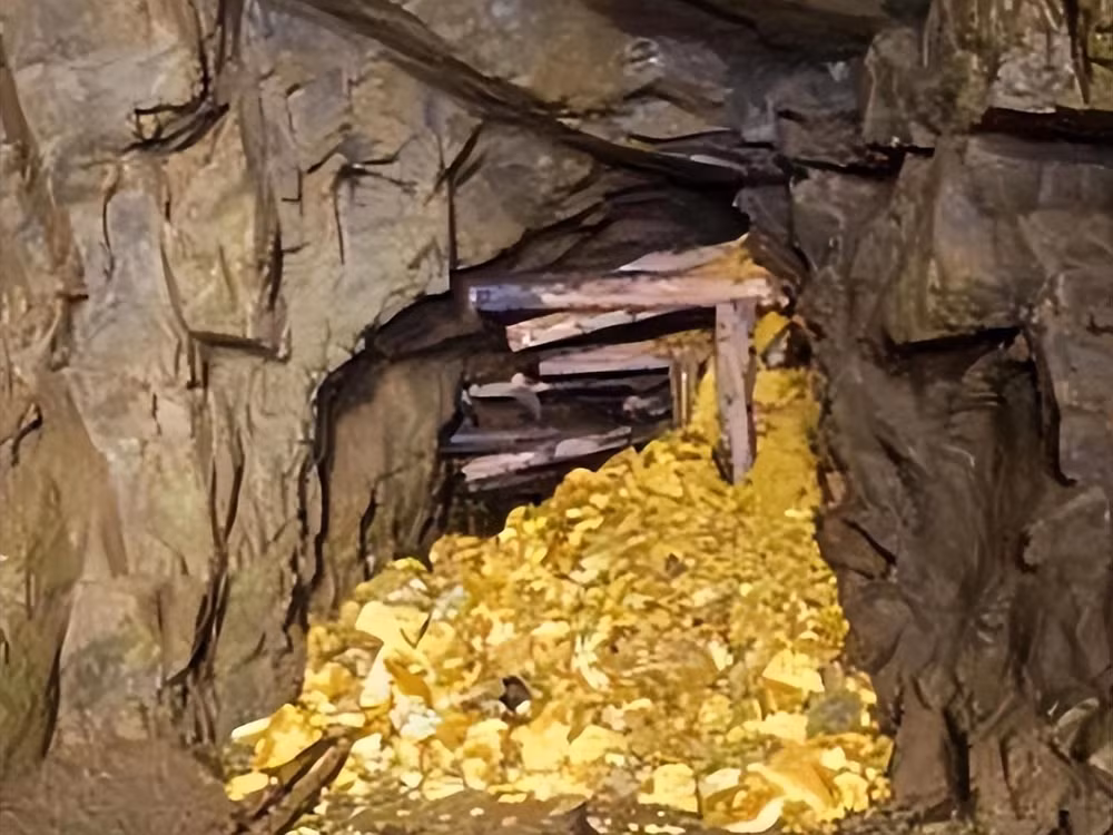 Một đoàn khảo sát được gửi đến và phát hiện một ngọn núi nhỏ chia đôi dòng suối, trong đó có hàm lượng vàng cao. Họ quyết định thực hiện một cuộc nổ mìn để tiếp cận tầng đá chứa vàng.