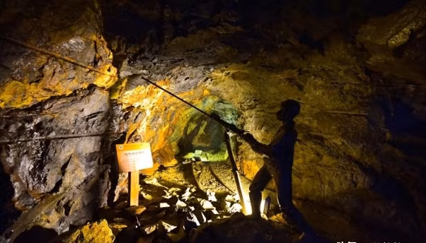 Sau cuộc nổ mìn thành công, các chuyên gia tìm thấy một hang động chứa xương và công cụ lao động, cho thấy nơi đây là một lò khai thác vàng cổ xưa và những bộ xương là của những công nhân đã qua đời.