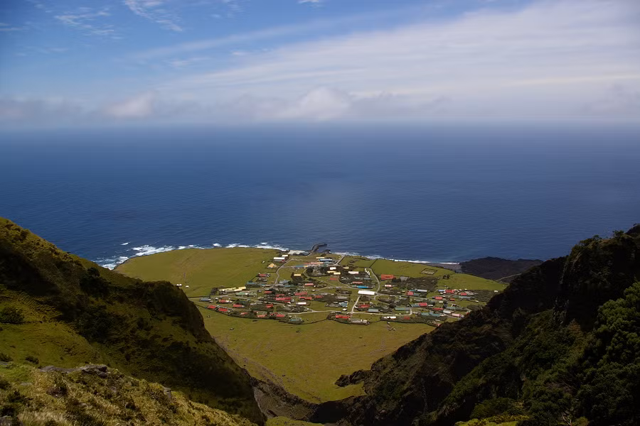 3. Edinburgh of the seven seas, Saint Helena: Đây là vùng đất biệt lập xa xôi nhất trên Trái Đất, cách khu định cư gần nhất của cộng đồng khác là 2.173 km, nằm trên đảo Saint Helena.