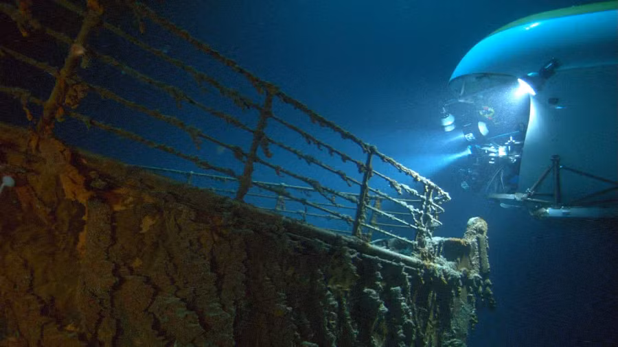 Trong suốt 111 năm sau thảm họa, các cuộc thám hiểm đến vị trí của con tàu Titanic đã không tìm thấy bất kỳ hài cốt người nào, mặc dù các đồ vật như quần áo, giày dép và đồng hồ của các nạn nhân đã được phát hiện.