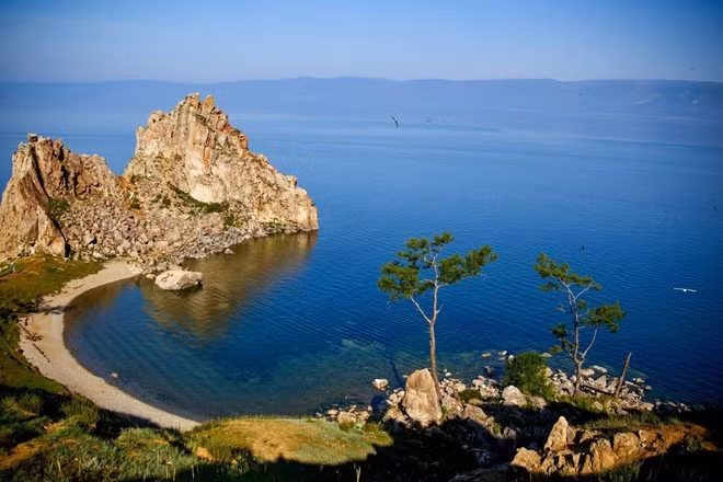Hồ Baikal chứa 23.615 km3 nước và có diện tích bề mặt 31.722 km2.