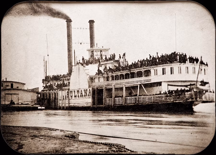 Vào ngày 24/4/1865, tàu Sultana khởi hành từ Vicksburg với gần 2.500 người trên tàu, vượt quá sức chở hợp pháp của nó.