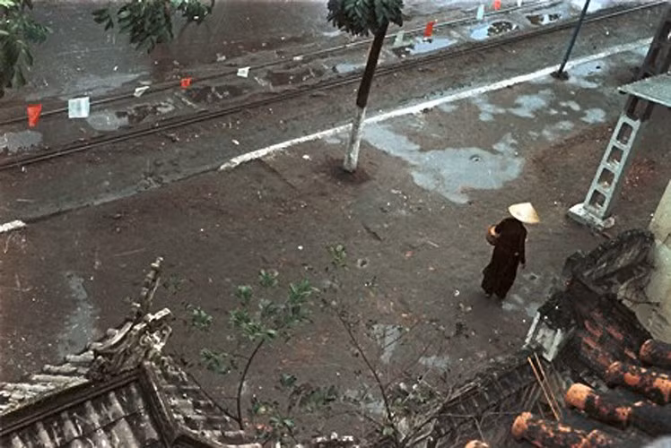 Một góc phố Hà Nội với đường xe điện chạy qua.