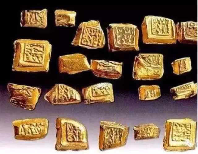 Trong quá trình lội bùn, một trong số họ tình cờ nhặt được một vật lạ màu vàng, phát sáng lấp lánh dưới ánh mặt trời và có khắc những ký tự kỳ lạ. Sau khi chia nhau và mang về nhà, người lớn nhận ra đó là vàng.