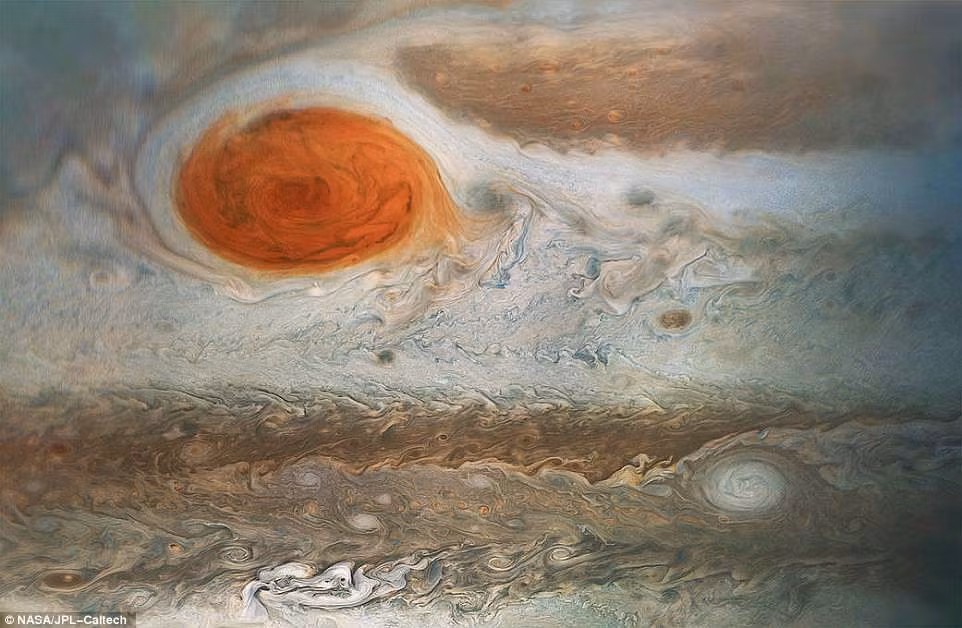Một trong những bức ảnh độc đáo chụp bởi tàu Juno do NASA điều khiển đã ghi lại hình ảnh một đốm sáng xanh lạ lẫm nổi bật giữa biển mây mịt mờ của Sao Mộc.