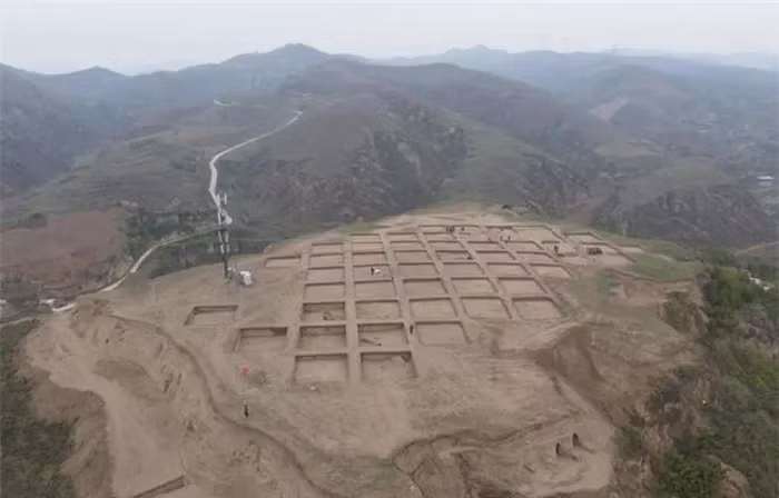 Vào tháng 5, một khu vực đồi ở tỉnh Thiểm Tây, Trung Quốc, được cho là khu nghĩa trang xa hoa hơn 3.000 tuổi, gây kinh ngạc khi phát hiện nhiều kho báu quý giá.