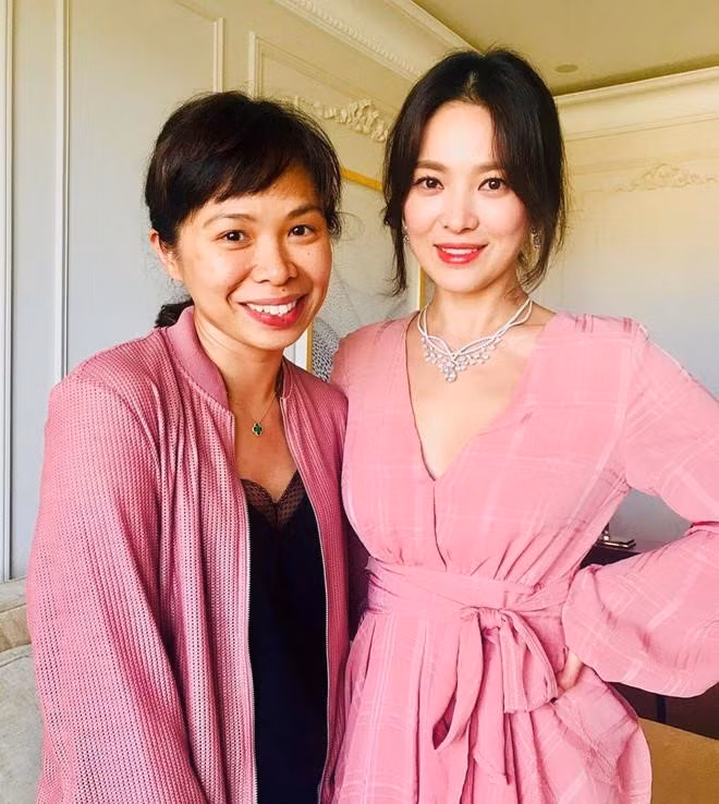 Hôm 14/7, Song Hye Kyo có mặt tại Pháp và hoàn thành buổi phỏng vấn với phóng viên nước ngoài. Nữ diễn viên diện bộ váy sang trọng, quyến rũ với đường xẻ sâu gợi cảm, cùng bộ trang sức quý phái.