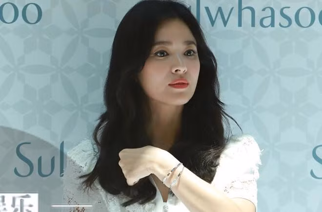 Ngày 27/6, Song Joong Ki tuyên bố ly hôn với Song Hye Kyo sau 2 năm chung sống. Không lâu sau khi chia tay, nữ diễn viên đã tham dự một sự kiện về mỹ phẩm được tổ chức tại đảo Tam Á (Trung Quốc). Cô xuất hiện rạng rỡ, tươi tắn chứ không tiều tụy hay mệt mỏi như suy nghĩ của nhiều người.