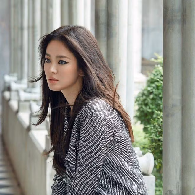 Hai tháng sau ly hôn, ngôi sao 37 tuổi đã lấy lại được cân bằng. Người hâm mộ vui mừng khi thấy Song Hye Kyo tương tác với bạn cũ Lee Jin - cựu thành viên nhóm Fin.K.L - trên trang cá nhân. Cô kín lịch quay quảng cáo, tham dự sự kiện. Theo Sina, sau ly hôn, Song Hye Kyo đẩy mạnh các hoạt động ở thị trường nước ngoài.