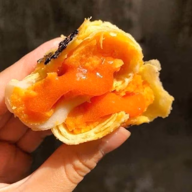Theo quan sát, bánh có nhiều lớp vỏ đan xen, bên trong là nhân trứng muối mềm, khi bẻ đôi chiếc bánh lớp nhân trứng như “tan chảy” trông rất bắt mắt.