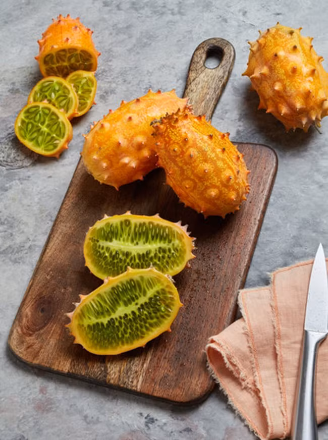 Dưa kiwano còn có tên gọi là dưa chuột kiwano hay dưa chuột sừng châu Phi, dưa sừng...