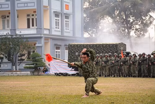 Luyện sử dụng thương, một môn võ cổ truyền.