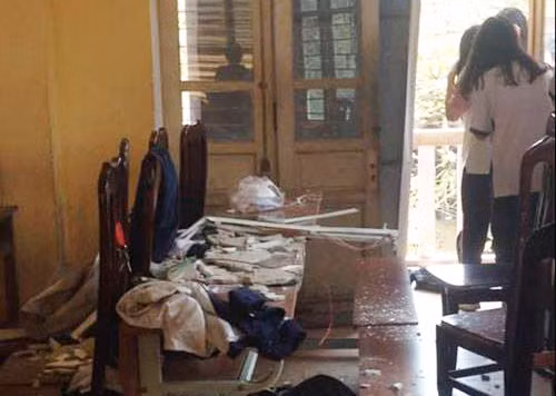 Mảng vữa trần rơi ngay trong giờ học khiến các em học sinh THPT Trần Nhân Tông hoảng loạn.