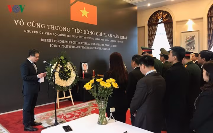 Đại sứ Việt Nam tại Trung Quốc Đặng Minh Khôi đọc điếu văn, bày tỏ niềm xúc động và tiếc thương vô hạn đối với nguyên Thủ tướng Phan Văn Khải. (Ảnh Hà Thắng- Đinh Tuấn)