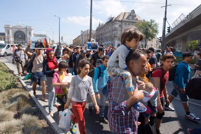 Hungary ngung cho nguoi di cu den bien gioi Ao