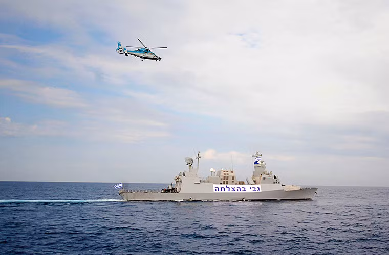 Dựa trên thông số kỹ thuật do Israel Shipyards cung cấp, tàu hộ vệ tên lửa Sa'ar 72 là một mẫu tàu chiến cỡ nhỏ có lượng giãn nước khoảng 800 tấn và dài 72m. Nó phù hợp với vai trò hỗ trợ tác chiến và tuần tra ven biển. Tầm hoạt động của nó khoảng hơn 5.000km với dự trữ hành trình hơn 20 ngày cùng thủy thủ đoàn 50 người. Nguồn ảnh: Wikipedia.