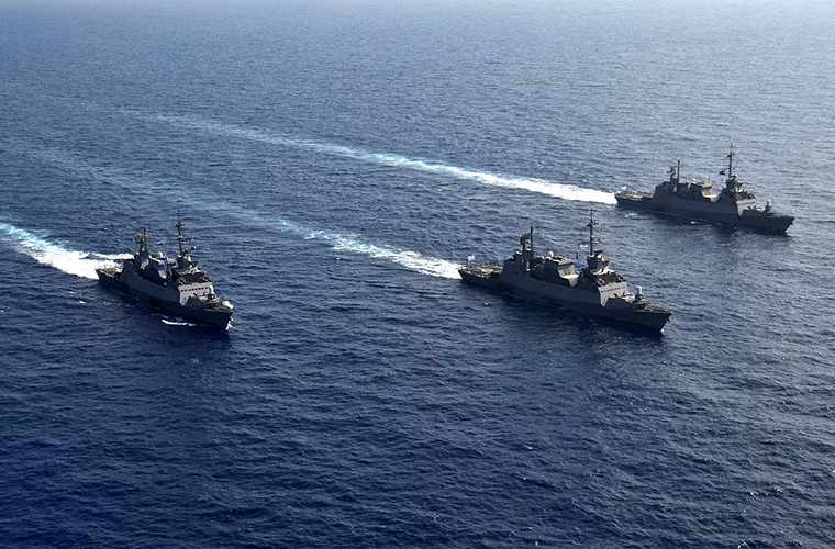 Sa'ar 72 là mẫu tàu hộ vệ tên lửa thế hệ mới của Hải quân Israel do Israel Shipyards thiết kế và đóng mới. Nó được xem là một biến thể cải tiến của các lớp tàu hộ vệ Sa'ar 4,5 và Sa'ar 5 trước đó. Theo kế hoạch Sa'ar 72 sẽ được Hải quân Israel đưa vào trang bị trong năm 2015 nhưng cho tới nay hình dáng thật sự của nó vẫn chưa có ai biết tới. Nguồn ảnh: Wikipedia.