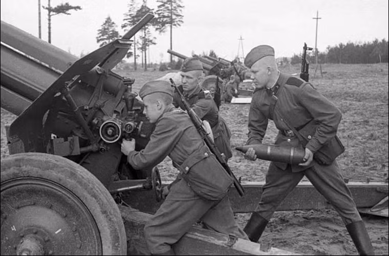 Trong quá trình phát triển M-30, Liên Xô cũng phân vân giữa việc nên phát triển một dòng lựu pháo 122mm hay 105mm vốn được nhiều quốc gia trên thế giới sử dụng. Với cỡ nòng nhỏ hơn sẽ đảm bảo khẩu pháo có trọng lượng nhẹ và cơ động hơn, tuy nhiên ý tưởng về một mẫu pháo 105mm nhanh chóng bị Moscow gạt qua một bên do Liên Xô không có kinh nghiệm trong việc phát triển dòng pháo cỡ nòng này. Nguồn ảnh: kollektsiya.ru