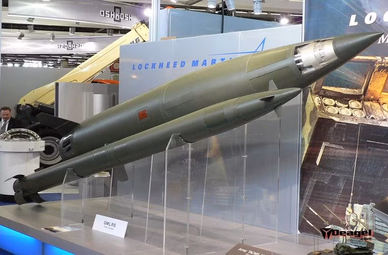 MGM-140 ATACMS là dòng tên lửa đạn đạo chiến thuật được Tập đoàn Lockheed Martin phát triển dành cho Quân đội Mỹ và được một số nước đồng minh sử dụng. MGM-140 không được thiết kế để tham gia một chiến tranh hạt nhân do đó tầm bắn của nó khá hạn chế tối đa chỉ 300km khá phù hợp cho các chiến dịch quân sự thông thường. Nguồn ảnh: Pakistan Defence