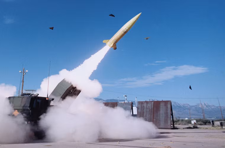 Mạng Army Recognition đưa tin cho hay, Tập đoàn Lockheed Martin vừa bắn thử nghiệm thành công lần thứ hai đối các tên lửa đạn đạo MGM-140 ATACMS - một trong những dòng tên lửa đạn đạo hiếm hoi của công ty này tại trung tâm thử nghiệm tên lửa White Sands ở New Mexico. Nguồn ảnh: nsaforum.com