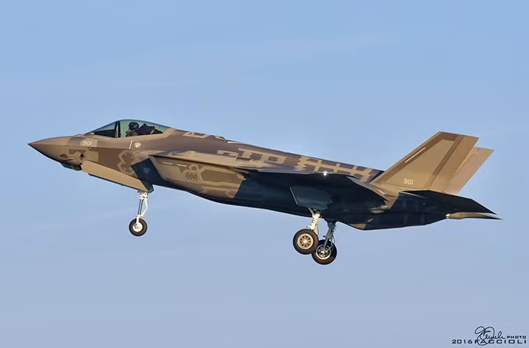 Theo The Aviationist, hôm 12/11 Không quân Israel (IAF) đã chính thức tiếp nhận hai chiếc tiêm kích tàng hình F-35I Lightning II đầu tiên của mình tại căn cứ không quân Nevatim. Được biết hai chiếc F-35I đã thực hiện hành trình bay thẳng từ Mỹ đến Israel có quá cảnh tại Italy, đi kèm với chúng còn có cả một máy bay tiếp nhiên liệu trên không KC-135 thuộc Không quân Mỹ. Nguồn ảnh: The Aviationist.