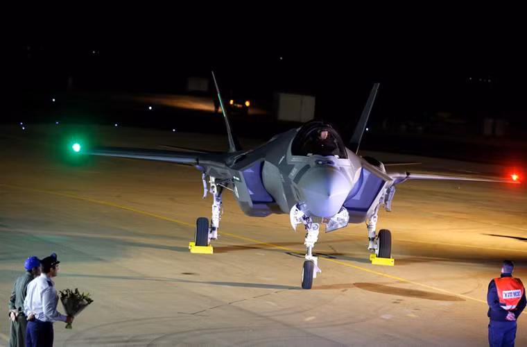 Một quan chức của IAF nhận định rằng, cơ bản khả năng tàng hình trên F-35A hay cả F-35I sẽ trở nên vô dụng trong vòng từ 5-10 năm nữa, trong khi đó thời gian hoạt động trung bình của dòng chiến đấu cơ này phải đảm bảo ở mức từ 30-40 năm do Israel cần có một cách tiếp cận khác khi đưa vào trang bị F-35.