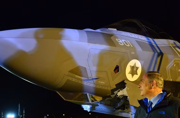 Hiện tại Không quân Israel cũng để ngỏ khả năng sẽ mua thêm biến thể F-35B, phiên bản cất hạ cánh ở đường băng ngắn hoặc cất hạ cánh thẳng đứng nhằm tăng khả năng tác chiến cơ động của dòng chiến đấu cơ này. Tuy nhiên kế hoạch mua F-35B của Israel vẫn chưa mấy rõ ràng. Trong ảnh là Thủ tướng Israel Benjamin Netanyahu trong buổi lễ đón chiếc F-35I đầu tiên trở về từ Mỹ tại căn cứ không quân Nevatim hôm 12/12. Nguồn ảnh: sfgate.com.