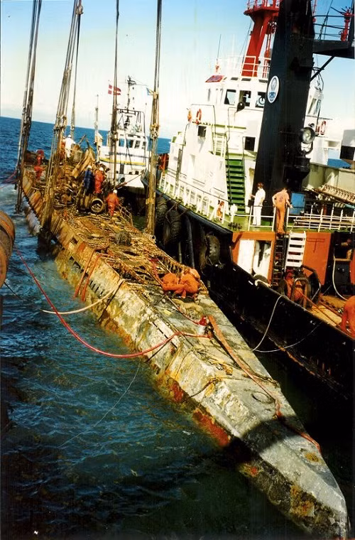 Sở dĩ nói như vậy bởi tàu ngầm U-boat U-534 hoàn toàn không có khả năng chiến đấu. Nó cũng không được trang bị vũ khí đầy đủ cho một kế hoạch tấn công nào đó khi rời khỏi bến cảng tại Oresund Elsinore, Đan Mạch tiến ra Đại Tây Dương. Trong ảnh là quá trình trục vớt U-534 vào năm 1993 được hỗ trợ bởi triệu phú Karsten Ree. Nguồn ảnh: The Vintage News.