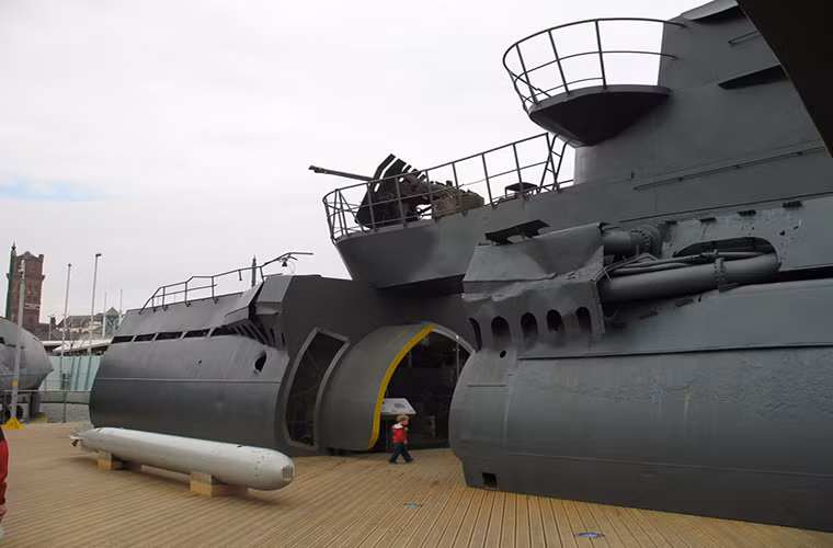 Một phần tháp điều khiển được cải tạo lại của U-534 với pháo phòng không Flak 30 của nó vẫn nằm nguyên ở vị trí cũ. Nguồn ảnh: flickr.