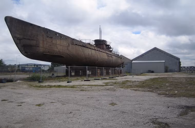 Hình ảnh U-534 bị bỏ nằm nằm phơi mình trước mưa gió tại vùng Birkenhead trước khi nó được cải tạo. Nguồn ảnh: Wikimedia.