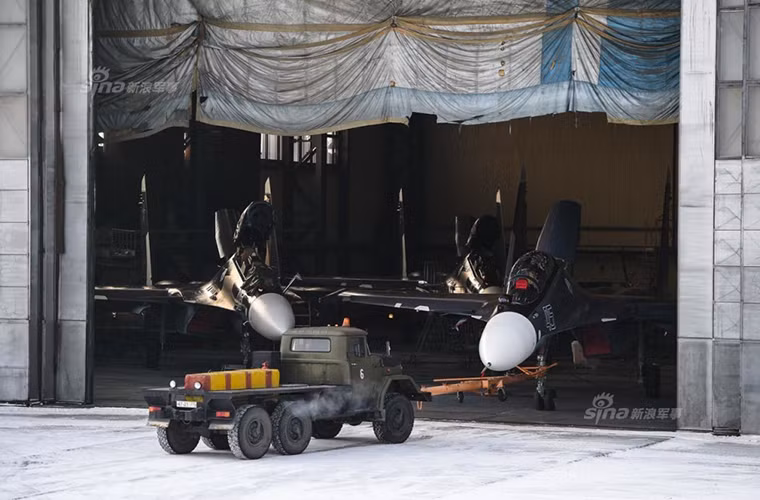Tính đến cuối năm 2016, Bộ Quốc phòng Nga chỉ tiếp nhận khoảng 17 chiếc Su-30SM được chế tạo mới trong đó có 7 chiếc được chuyển giao Hải quân Nga và số còn lại là cho không quân. Tuy nhiên trong số Su-30SM mới của Không quân Nga lại có tới 8 chiếc được chuyển cho phi đội bay biểu diễn “Hiệp sĩ Nga”. Nguồn ảnh: Sina.
