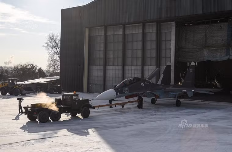 Tiêm kích đa năng Su-30SM được xem là biến thể “Nga hóa” từ Su-30MKI của Ấn Độ, vốn được mệnh danh là biến thể Su-30 mạnh nhất từ trước tới nay của Sukhoi. Điểm khác biệt duy nhất giữa chúng chính là trang thiết bị điện tử hàng không do Nga sản xuất đã thay thế vị trí các thiết bị của Pháp và Israel trên máy bay của Ấn Độ. Nguồn ảnh: Sina.