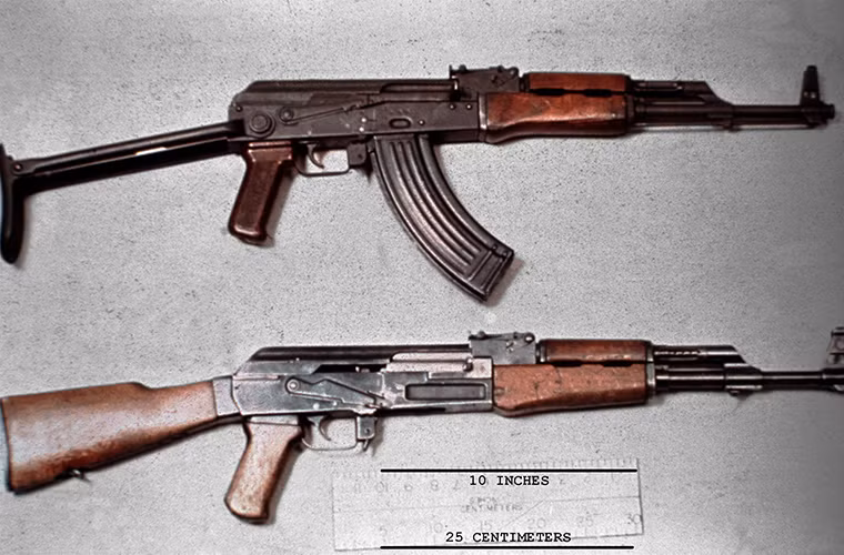Nếu AK-47 nguyên bản có chiều dài cơ sở 880mm và nặng 3.9kg (kể cả đạn) thì AKS-47 chỉ dài cơ sở khoảng 645mm khi gấp báng và nặng hơn 3kg. Còn các phần thiết kế còn lại giữa chúng vẫn tương tự nhau. Đây cũng là điều khiến AKS-47 dần trở nên phổ biến hơn các biến thể AK-47 thông thường trước khi AKM xuất hiện. Nguồn ảnh: Wikiwand.