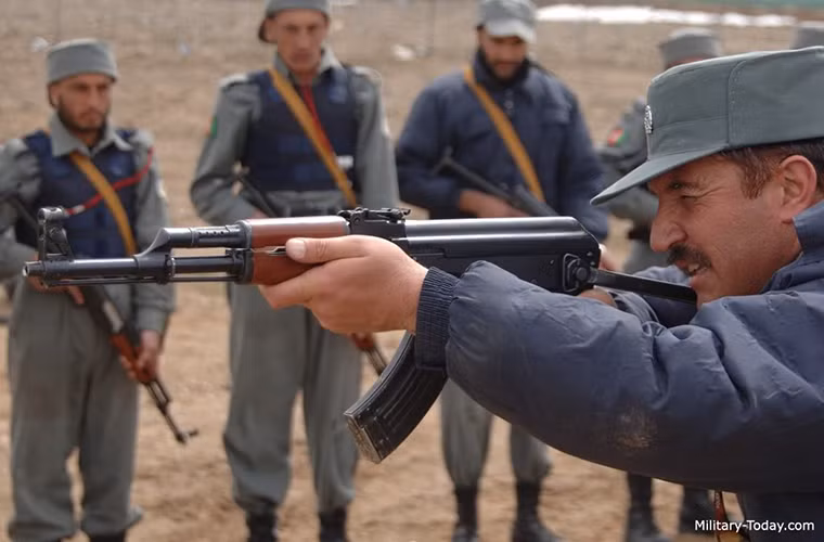 Tiểu liên AKS-47 vẫn giữ nguyên các đặc tính kỹ chiến thuật trên AK-47 với độ bền và độ tin cậy cao khi hoạt động trên chiến trường, nó cũng dễ bảo trì và có cấu tạo khá đơn giản dễ dàng cho việc sản xuất hàng loạt. Thậm chí thời gian sản xuất của AKS-47 còn nhanh hơn AK-47 nhờ loại bỏ được công đoạn gia công báng súng bằng gỗ. Nguồn ảnh: military-today.
