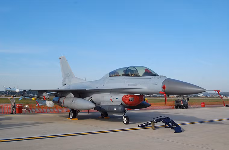 Có một điều đáng ngạc nhiên là sau hơn 30 năm F-16 hoạt động trong biên chế Không quân Hàn Quốc thì cho tới tận hiện tại dòng tiêm kích này mới có khả năng triển khai tên lửa không đối không tầm xa AIM-120. Điều này cho thấy một phần nào đó sự yếu kém của Không quân Hàn Quốc một lực lượng không quân mạnh nhất Châu Á. Nguồn ảnh: Aviation International News