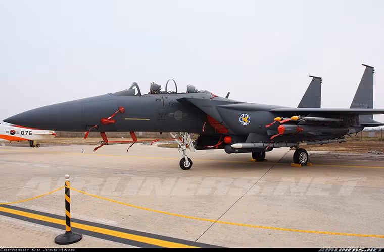Tên lửa không đối không tầm xa AIM-120 không phải là vũ khí mới đối với Không quân Hàn Quốc khi hiện tại những chiếc F-15K của nước này đều được trang bị nó. Tuy nhiên trong trường hợp của F-16 lại hoàn toàn khác khi nó chỉ được trang bị các dòng tên lửa không đối không tầm ngắn và tầm trung như AIM-7 và AIM-9. Nguồn ảnh: Airliners.net