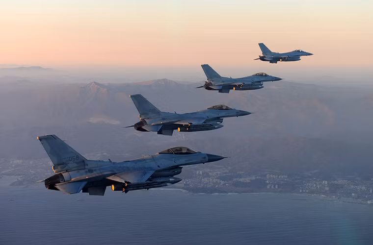 Trang tin quân sự Air Recognition dẫn lời một quan chức quốc phòng Hàn Quốc cho biết, Không quân Hàn Quốc vừa hoàn tất chương trình nâng cấp phi đội tiêm kích F-16 của nước này với mục tiêu chính là cho phép máy bay có thể triển khai thêm các dòng vũ khí tấn công thế hệ mới nhằm vô hiệu quả các căn cứ ngầm hay đánh chặn từ xa các chiến đấu cơ của Triều Tiên. Nguồn ảnh: Business Wire.