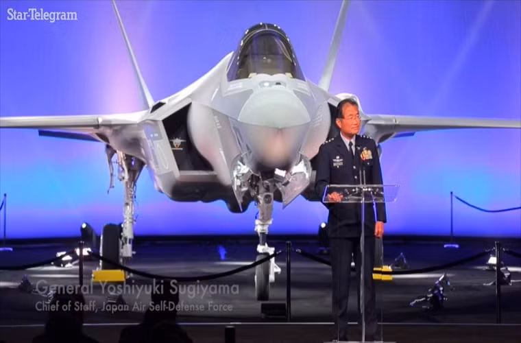 Trong ảnh là Tham mưu trưởng JASDF Tướng Yoshiyuki Sugiyama trong buổi lễ giới thiệu chiếc tiêm kích F-35A đầu tiên của Nhật Bản mang số hiệu “8701” do Lockheed Martin chế tạo. Nguồn ảnh: YouTube.