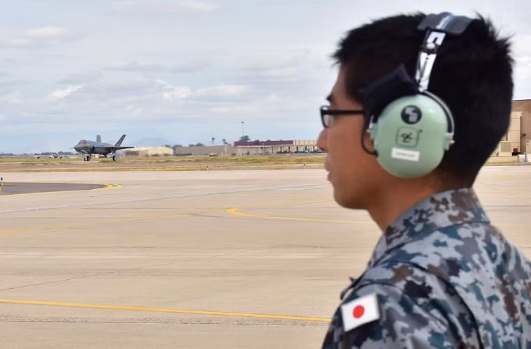 Còn theo Sputnik, toàn bộ thỏa thuận mua F-35A ban đầu của Nhật Bản bao gồm cả hỗ trợ bảo trì và nâng cấp trong tương lai có giá trị ước tính lên tới 14 tỷ USD và trong Tokyo đã đồng ý sẽ đặt mua ít nhất 28 chiếc F-35A nữa trong vòng 5 năm tới. Nguồn ảnh: JASDF.